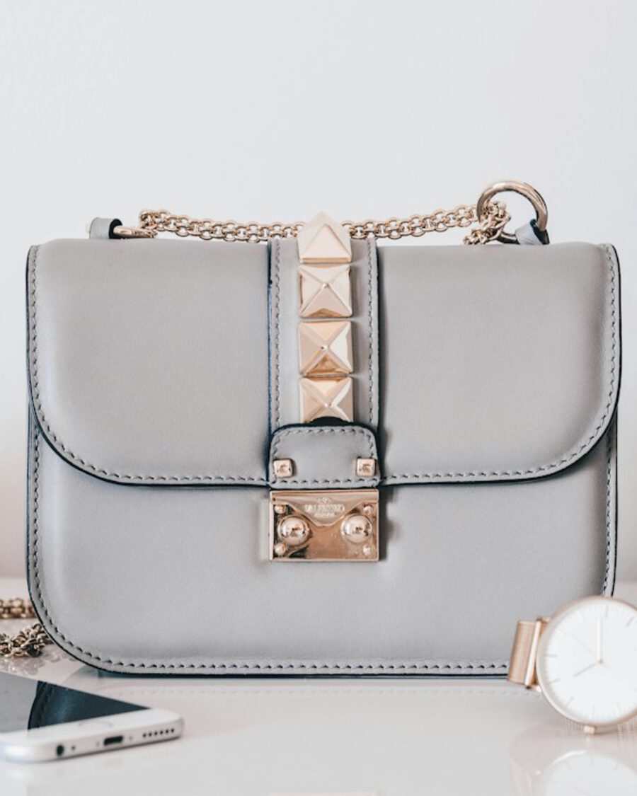 Bandolera Tachas Gris · Cuero sintético
