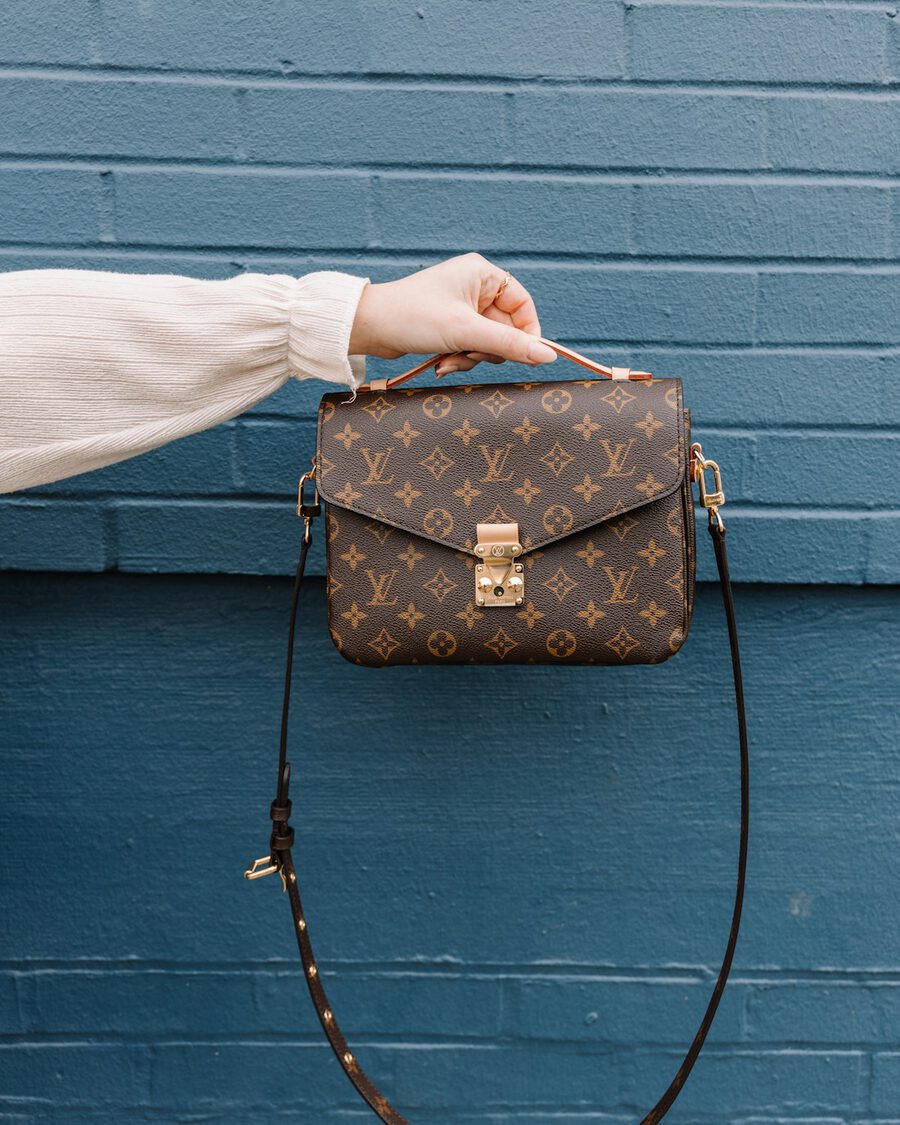 Cartera Monograma Café · Lona estampada