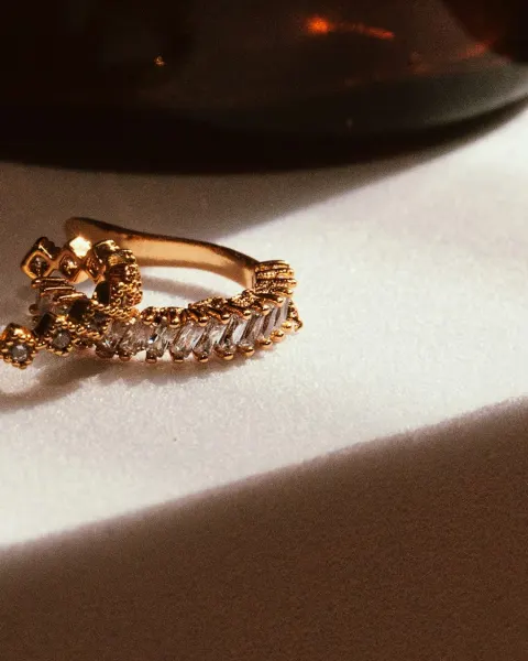 Anillo con Circones de Oro 18k · Oro 18k
